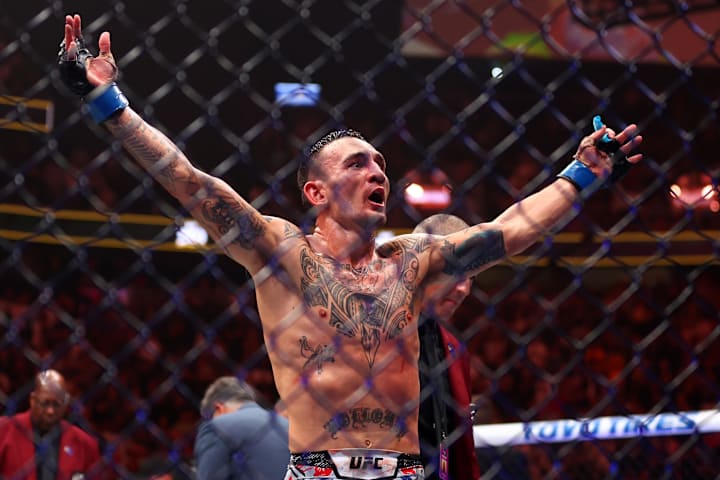 Max Holloway réagit après avoir défait Justin Gaethje lors de l'UFC 300. Max Holloway