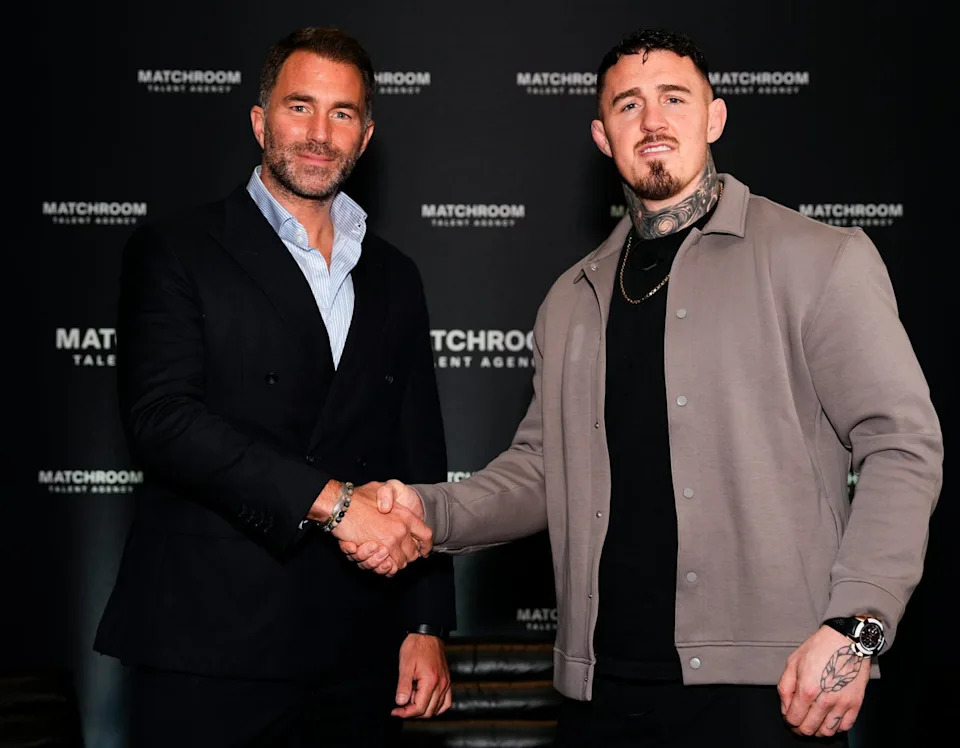 Aspinall avec le promoteur de boxe britannique Eddie Hearn (Jordan Pettitt/PA Wire)