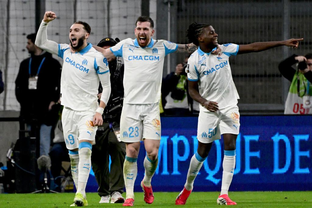 Joueurs de Marseille célébrant un but.
