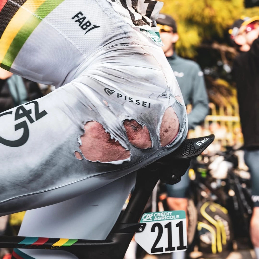 Pogacar a gagné avec un vélo endommagé, des freins frottants et un changement bloqué après sa chute
