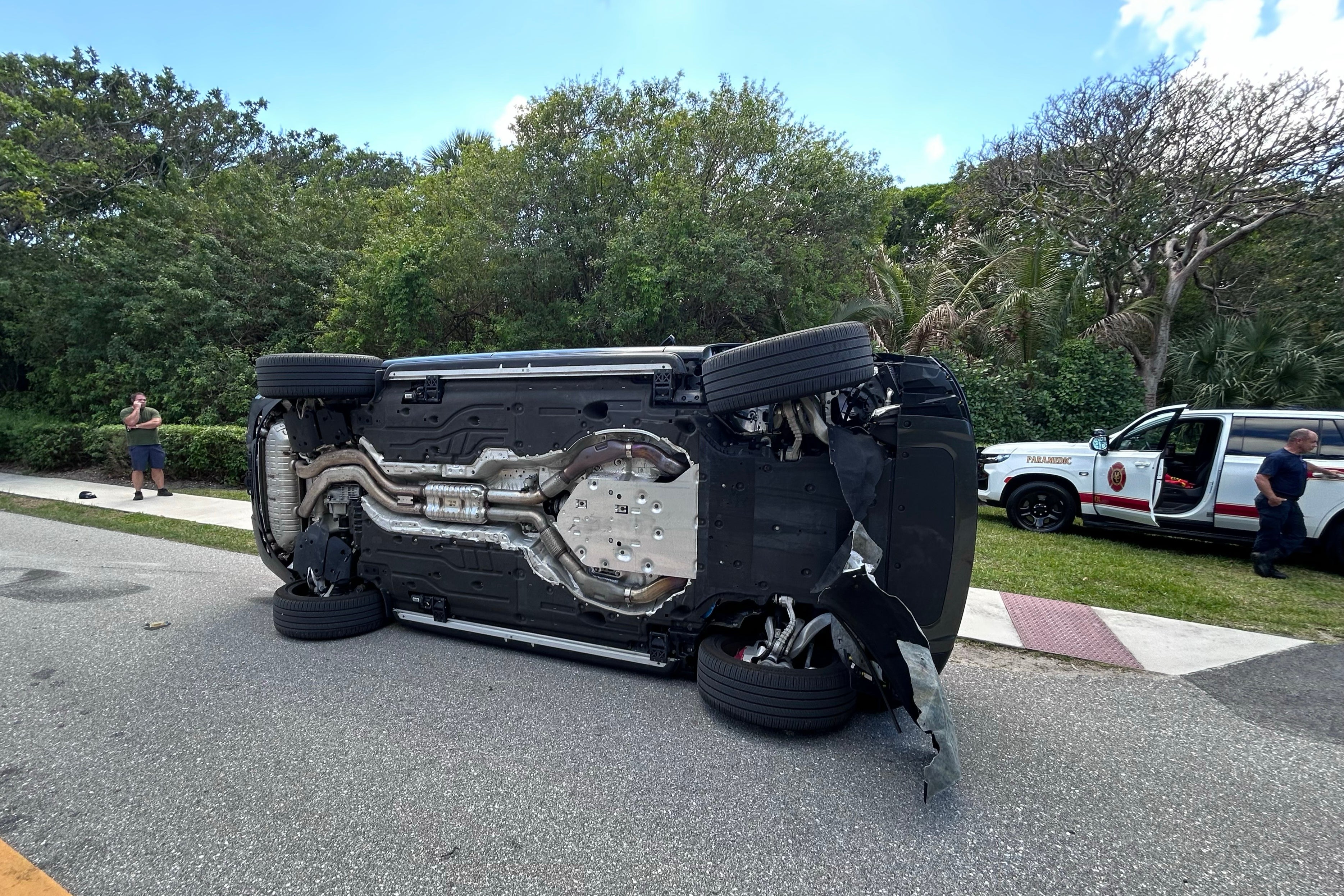 Un véhicule couché sur le côté du conducteur.