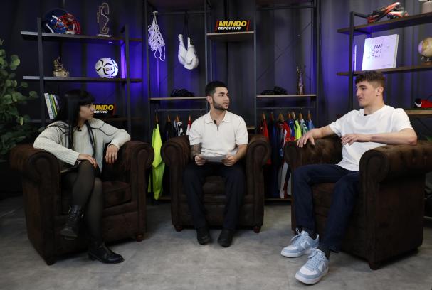Andrea Meneses et Liam Arjona en discussion