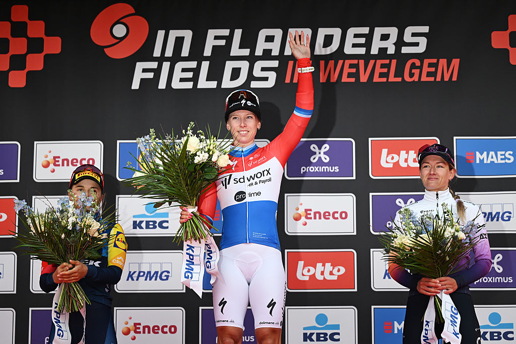 Podium des vainqueurs avec Lorena Wiebes en tête