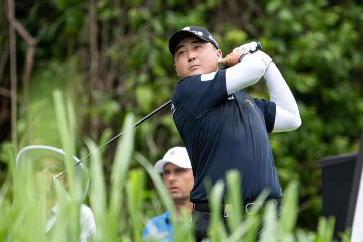Richard T. Lee (35) joue un coup