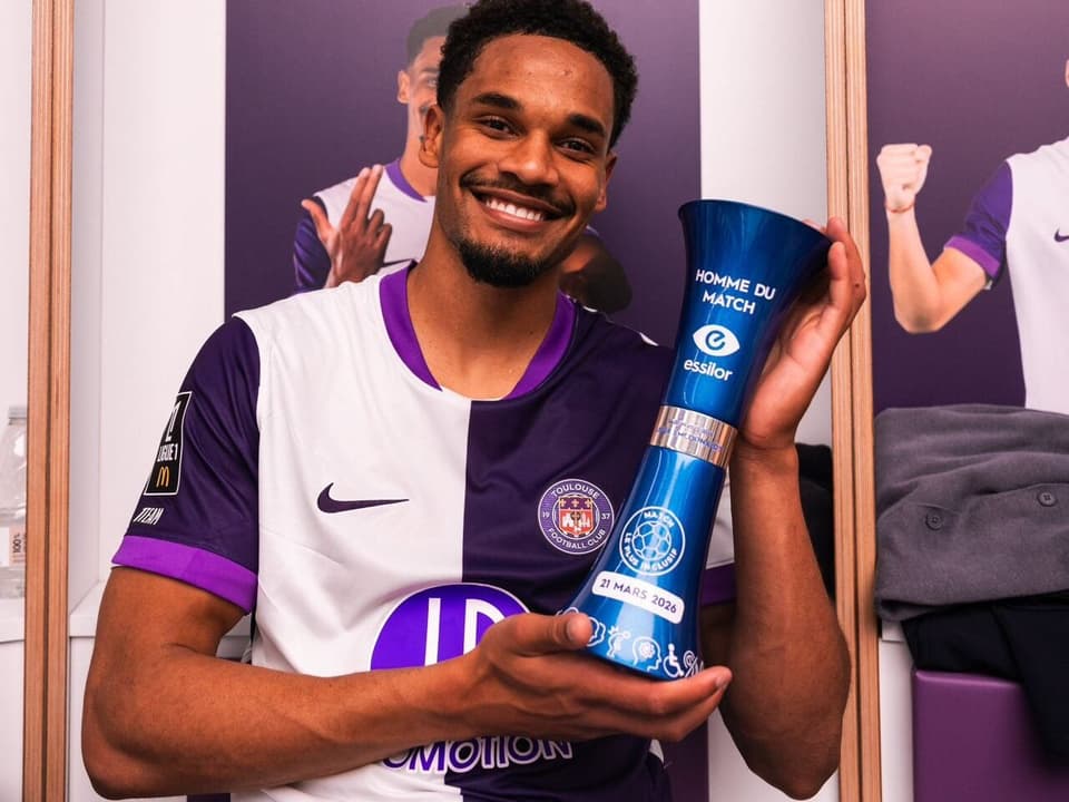Emersonn avec le prix du meilleur joueur du match entre Toulouse et Lorient