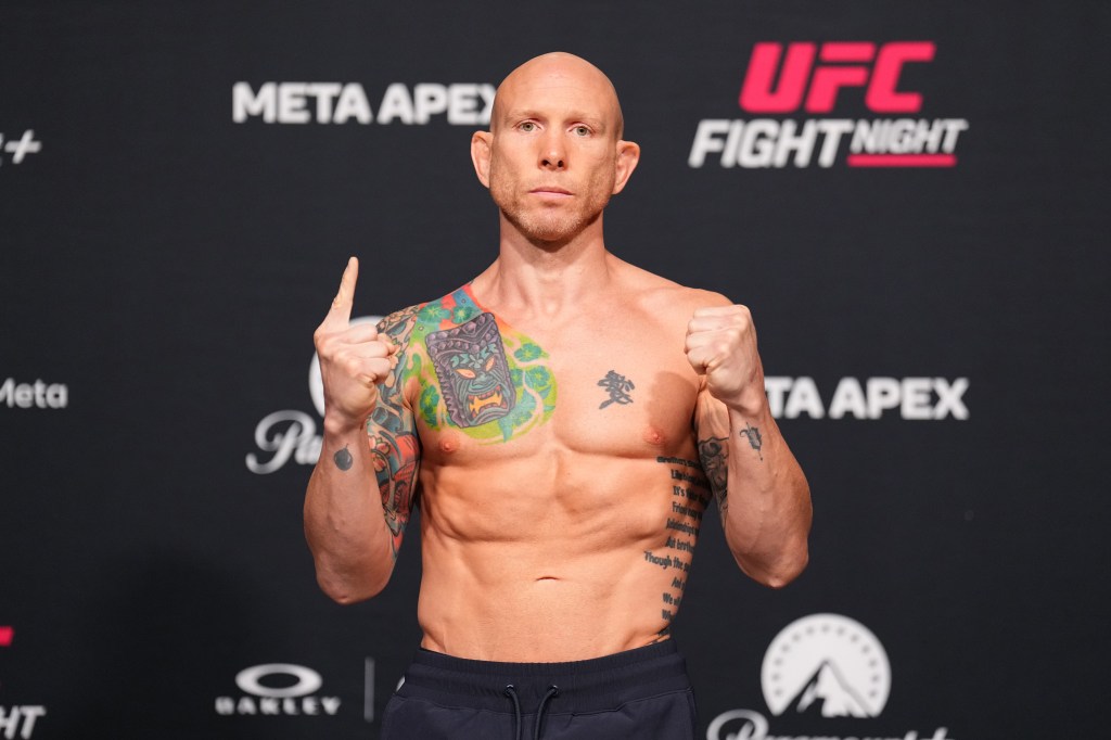 Josh Emmett lors des pesées officielles de l'UFC Fight Night au Meta APEX à Las Vegas, Nevada.