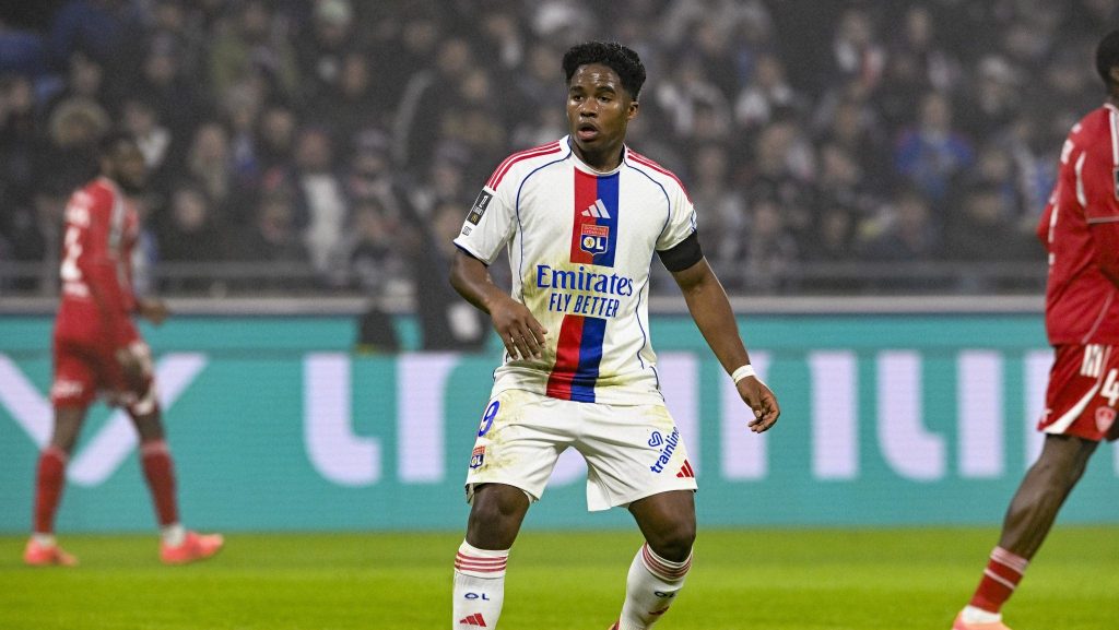 Endrick joue-t-il aujourd'hui à Lyon contre le Paris FC ? Découvrez les compositions d'équipe !