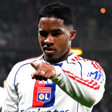 Endrick célèbre un but marqué avec Lyon
