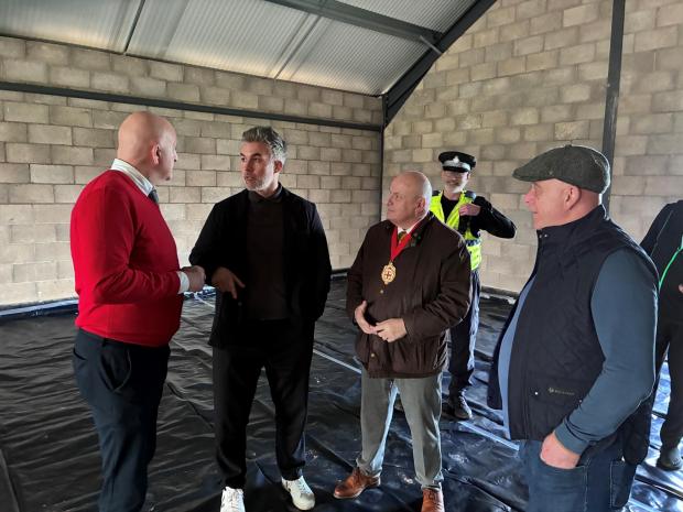 Charlie Malarkey avec David Skaith, le Lord Maire, Cllr Martin Rowley et Simon Malarkey, vice-président du New Earswick Sports Club