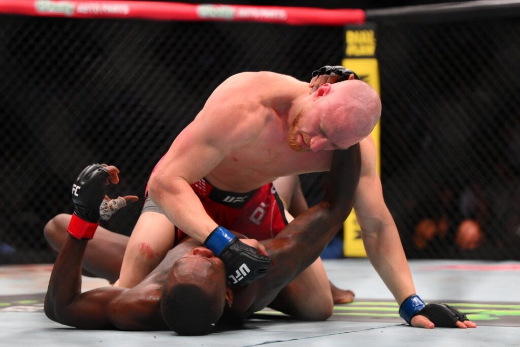 Joe Pyfer met un terme au règne de l'ancien champion Israel Adesanya au 2e round à l'UFC Seattle