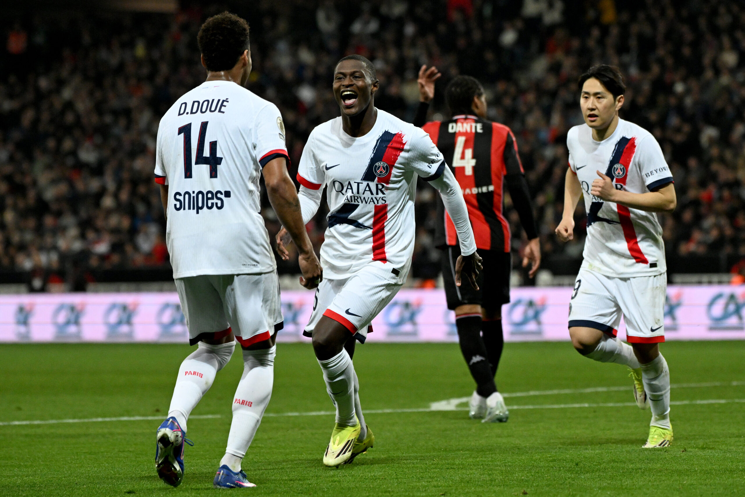 Le PSG écrase Nice et reprend la tête du Championnat de France avec une victoire éclatante à l'extérieur!