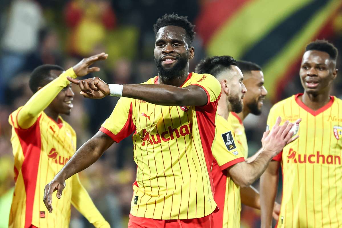 Lens écrase Angers 5-1 et dépasse à nouveau le PSG en Ligue 1 !