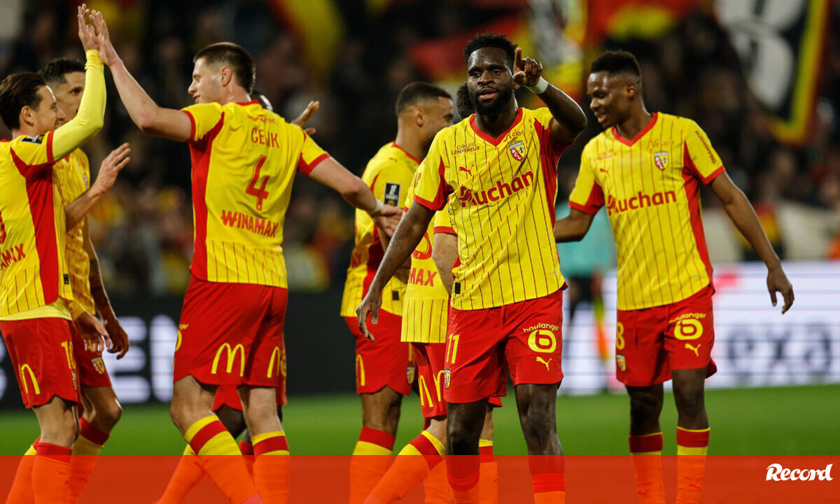 Lens écrase Angers et prend la tête de la Ligue 1 !