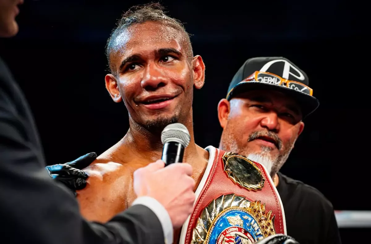 Lorenzo Parra crée la surprise en stoppant Elijah Pierce au deuxième round !