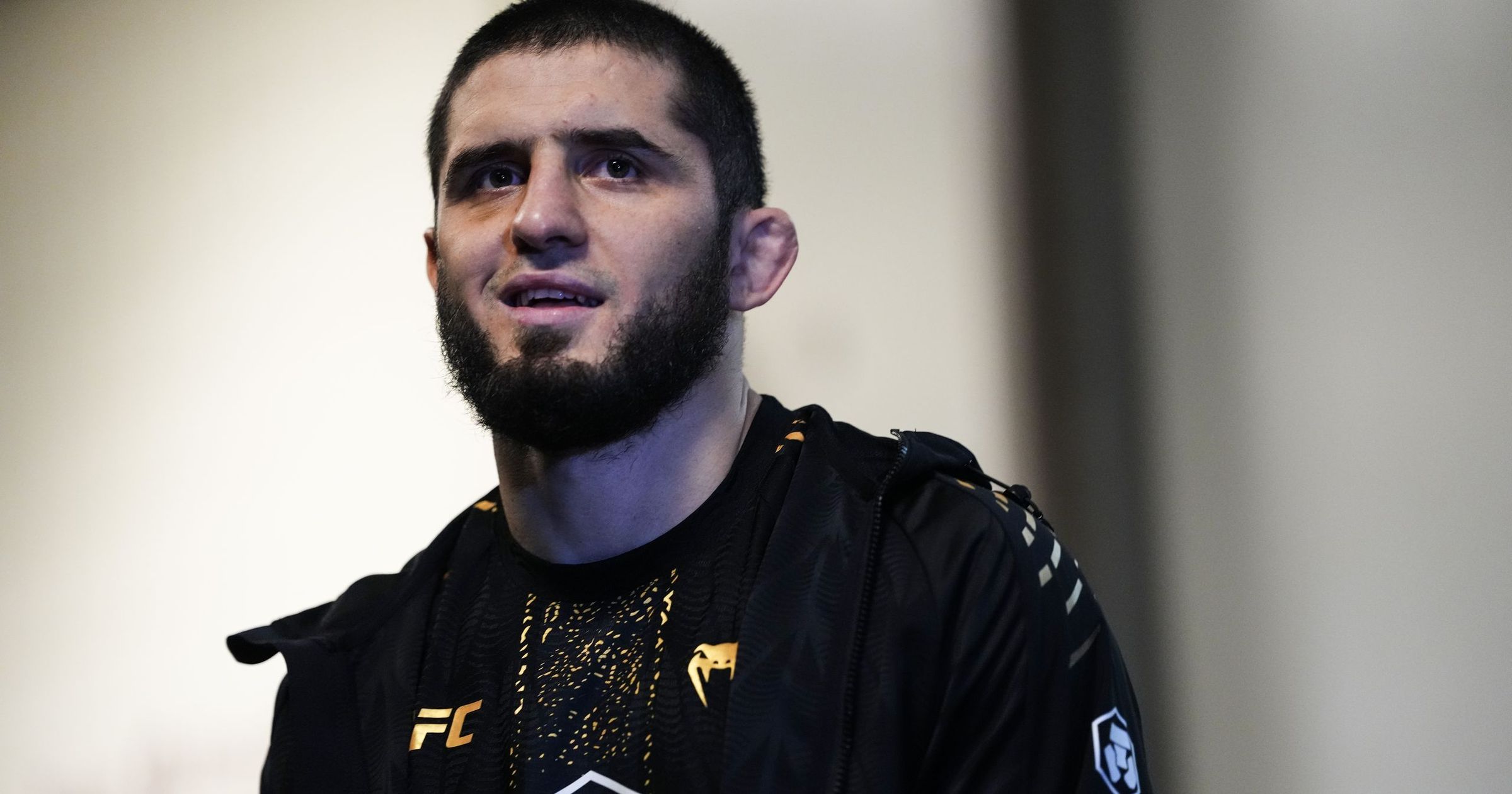Makhachev s'entraîne avec un sac de frappe : l'incertitude grandit sur sa blessure à la main, malgré les déclarations de Dana White !