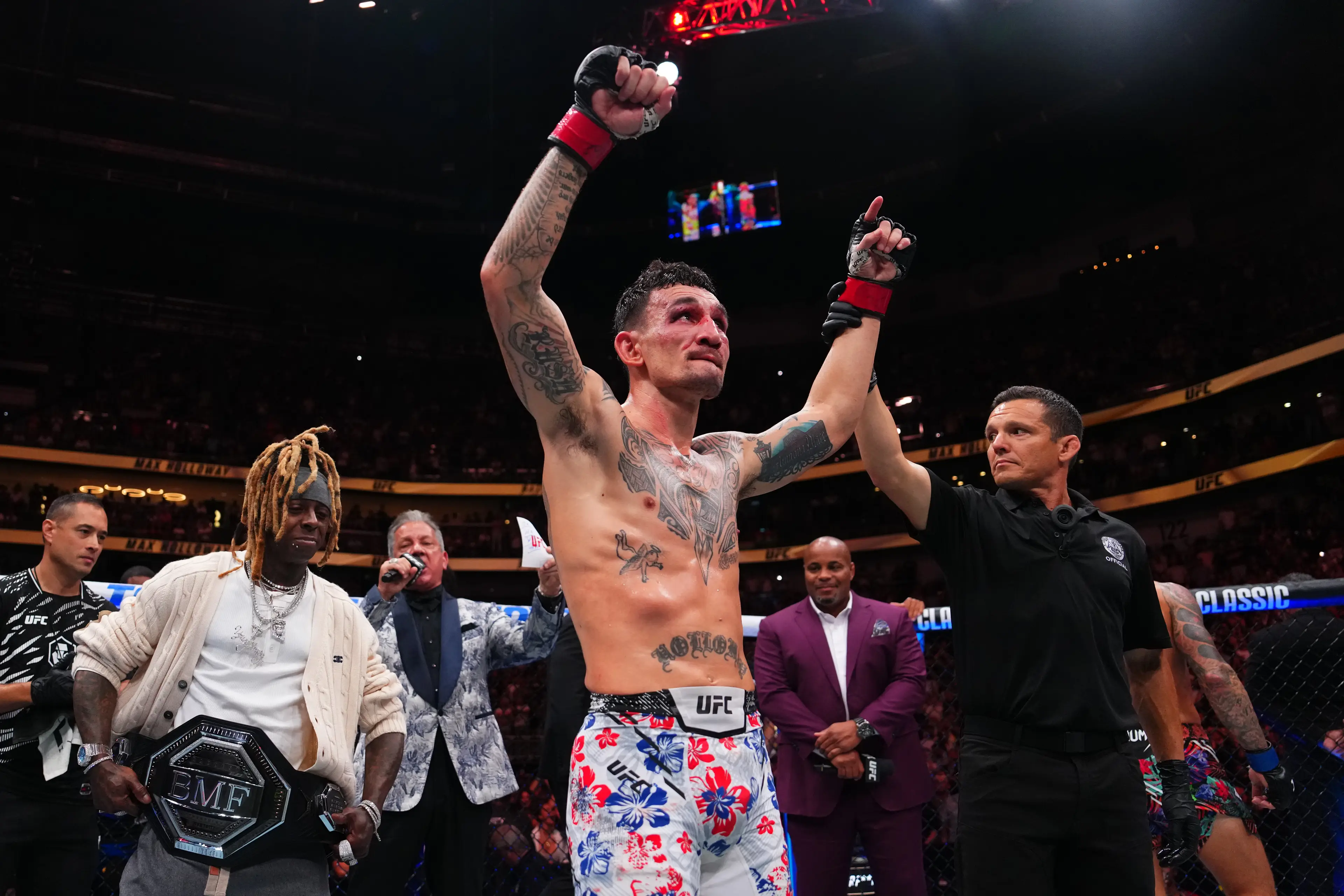 Lil Wayne passe le titre BMF à la taille de Max Holloway à l'UFC 318.