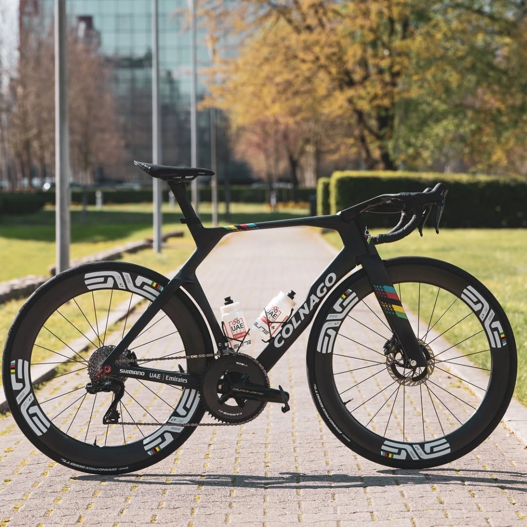 Pogacar a gagné avec un vélo endommagé, des freins frottants et un changement bloqué après sa chute