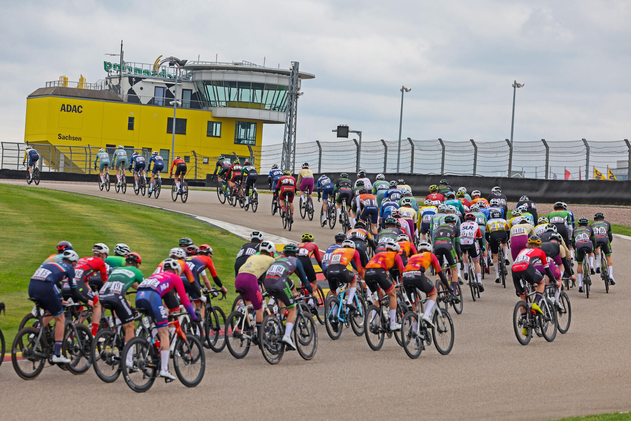 Pourquoi un incroyable sprint sans moteurs se prépare-t-il ce Pâques au Sachsenring ?