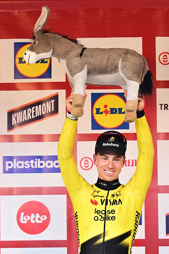 Matthew Brennan célèbre sur le podium après sa victoire lors de la 78e édition de Kuurne-Bruxelles-Kuurne