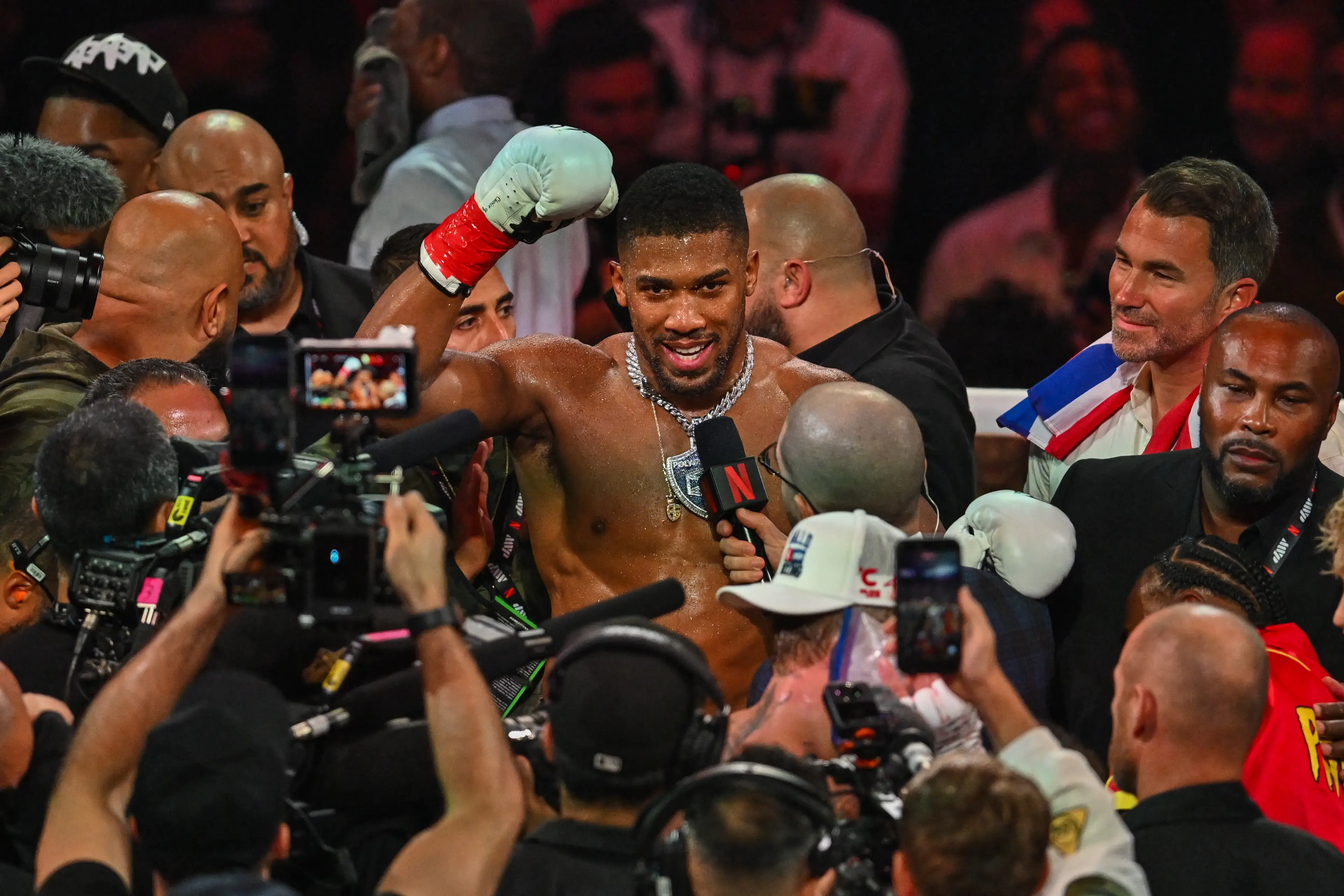 Anthony Joshua célèbre après sa victoire contre Jake Paul. Image : Getty