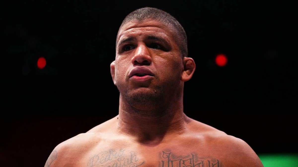 Gilbert Burns entre dans l'Octogone.