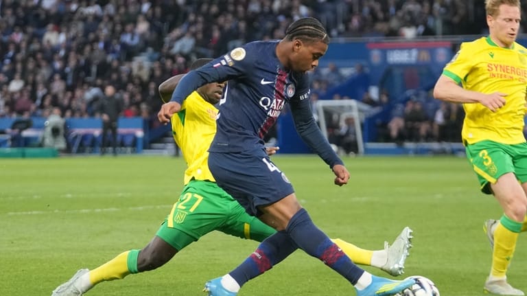 Ibrahim Mbaye de PSG et Deiver Machado de Nantes se disputent le ballon...
