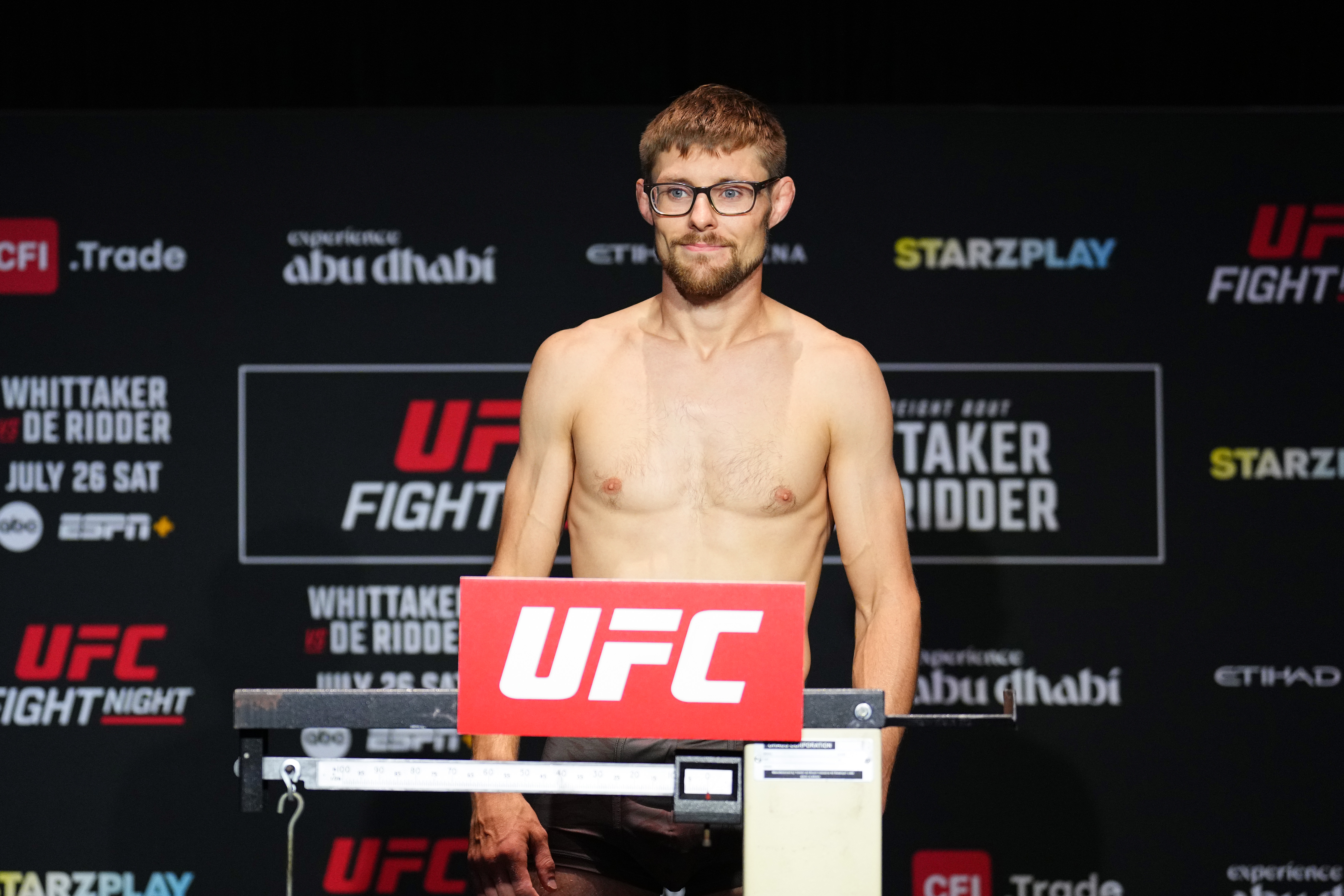 Bryce Mitchell lors des pesées à Abu Dhabi