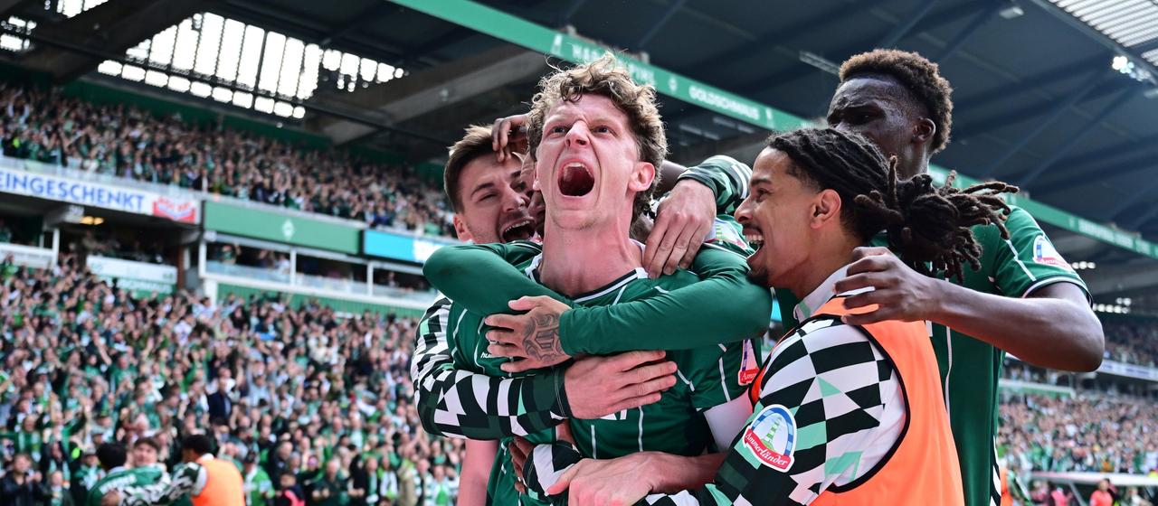 Jens Stage célèbre son but avec ses coéquipiers