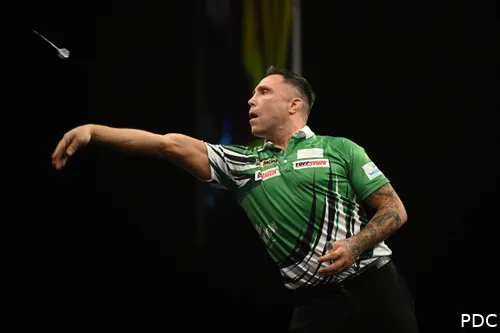Gerwyn Price en action lors de la Premier League de fléchettes
