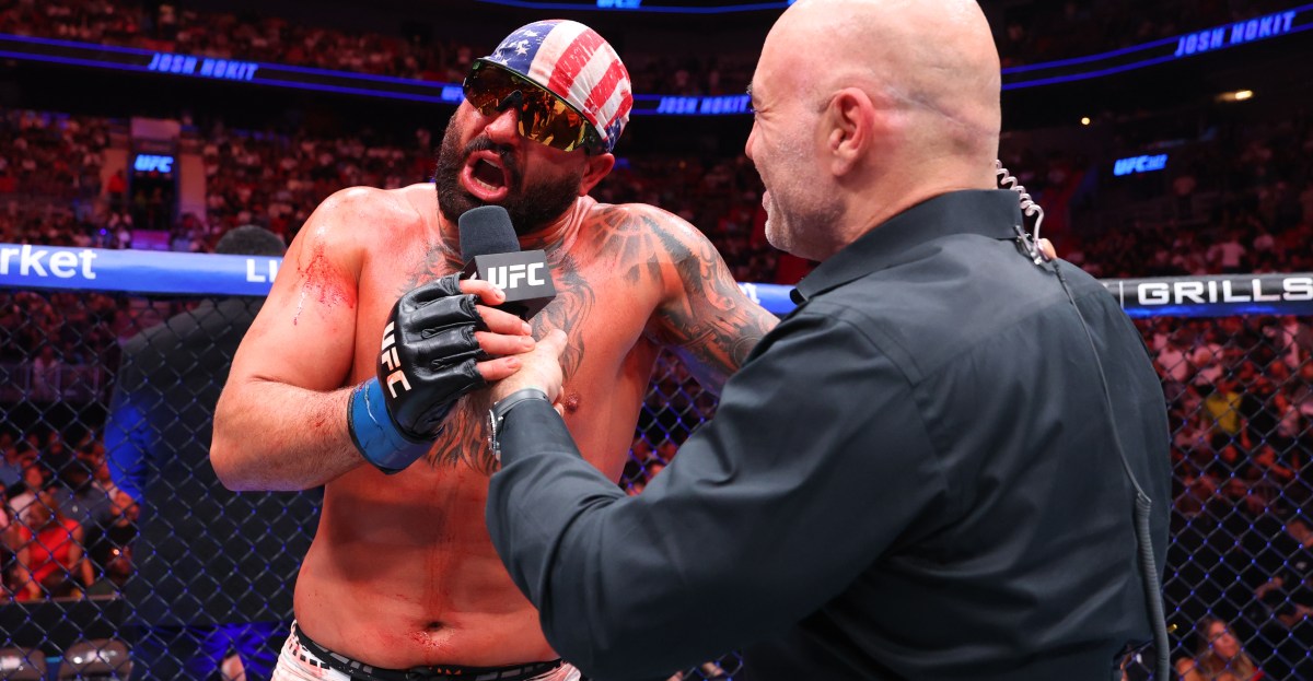 Jon Anik dévoile ce que Josh Hokit a fait pour le faire rire aux éclats lors de la réunion des combattants UFC 327 sans intérêt !