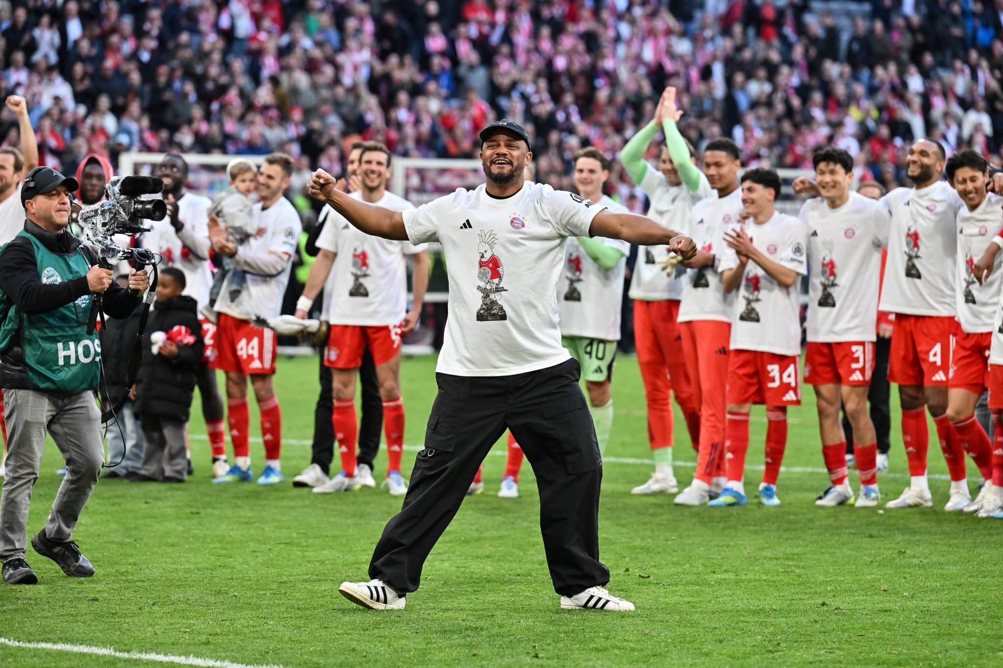 Vincent Kompany et l'équipe du Bayern de Munich célèbrent leur victoire en Bundesliga