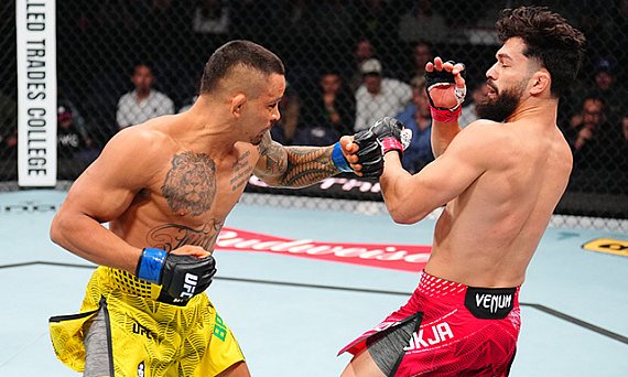 Marcio Barbosa écrase Dennis Buzukja lors d'un incroyable premier match !