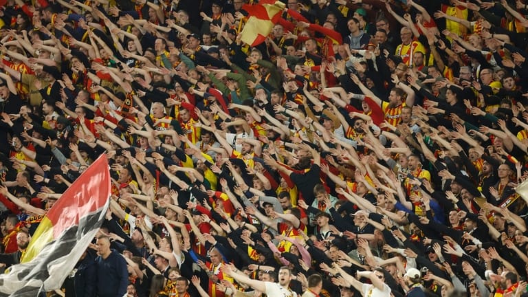 Les supporters de Lens célèbrent après un match de Ligue 1...