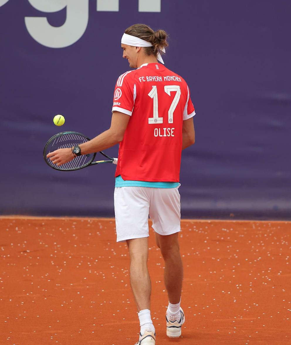 Alexander Zverev avec le numéro 17, son uniforme de tennis visible en dessous du maillot de football