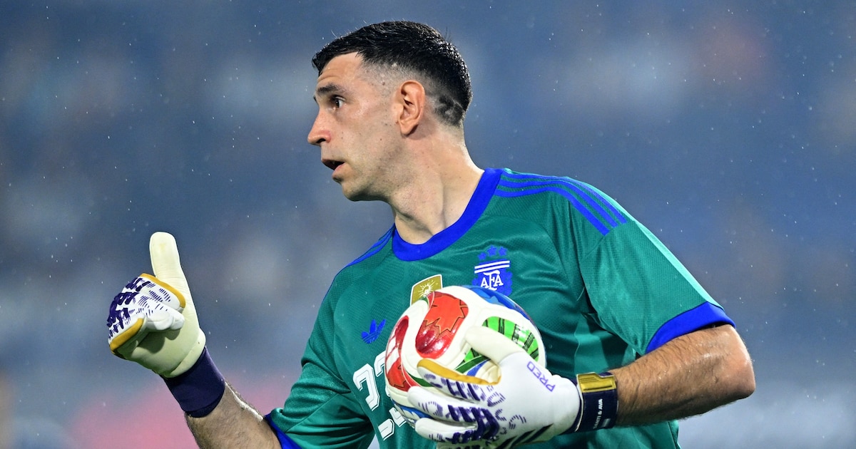Un icône du football argentin défie Dibu Martínez, et le gardien de la Selección répond : “Je t’enverrai ça plus tard !”