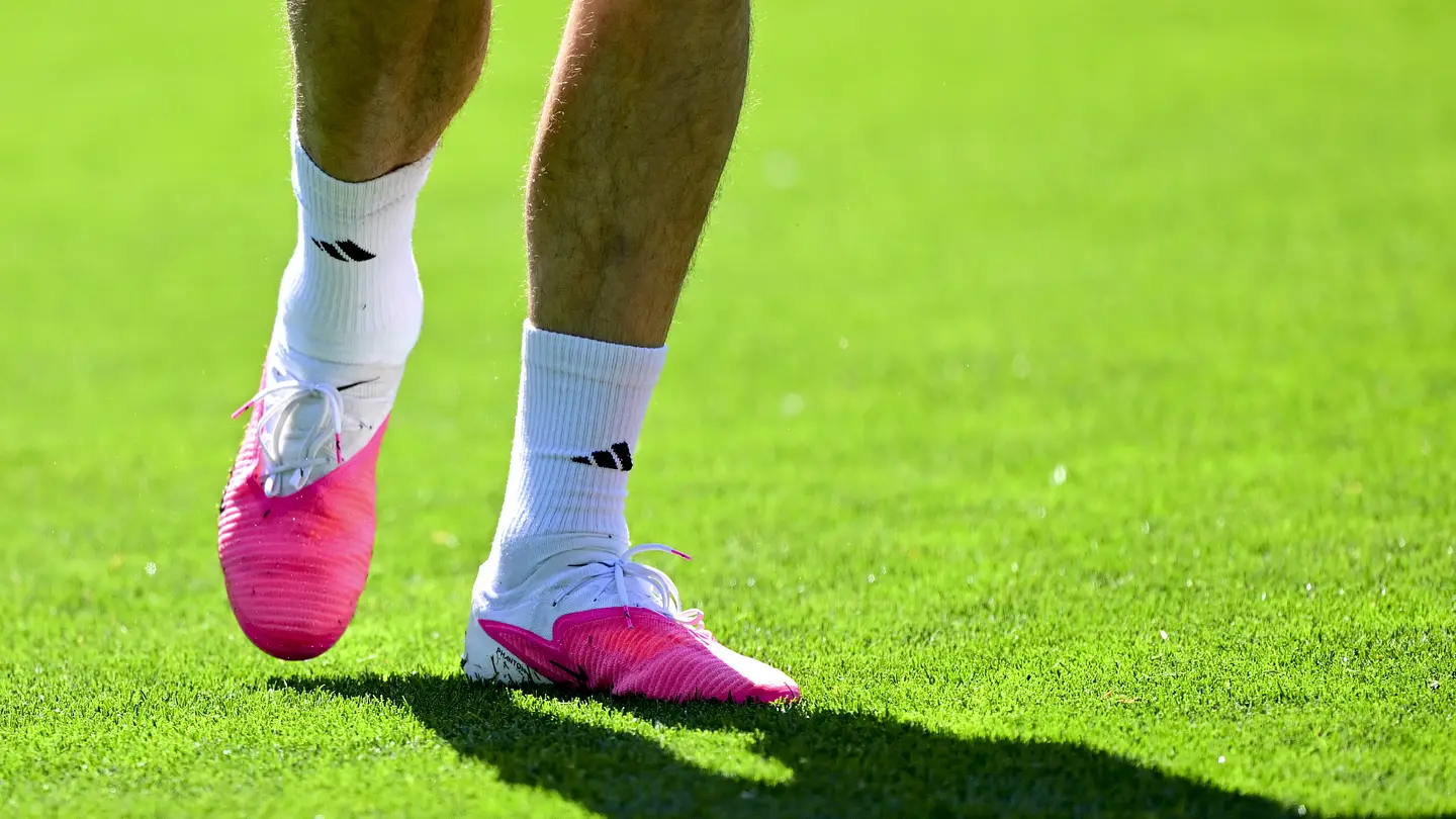 Pourquoi les footballeurs portent-ils des chaussures roses à la Coupe du Monde ?