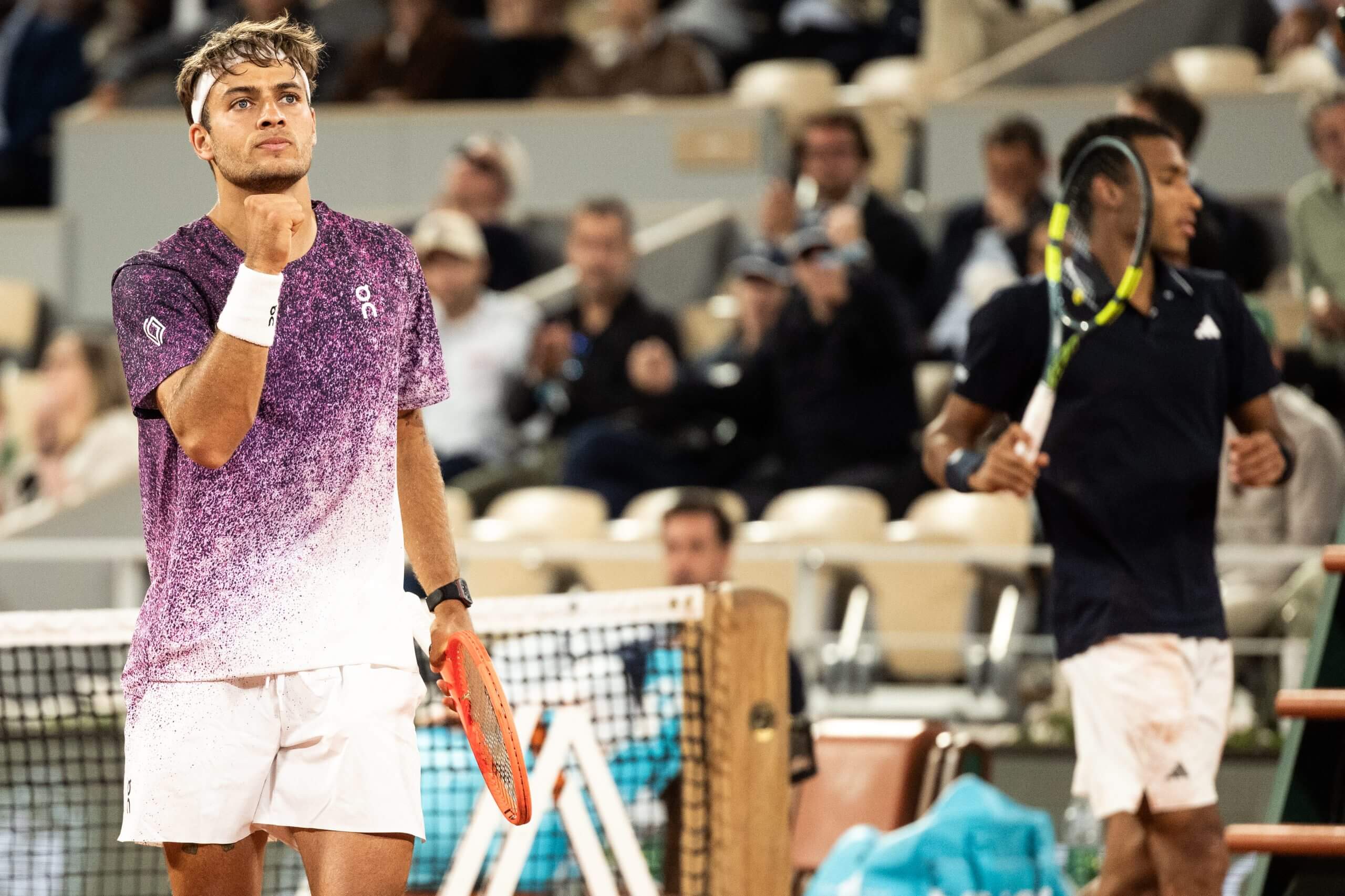 Flavio Cobolli célébrant la victoire tandis que Félix Auger-Aliassime affiche une mine abattue à droite.