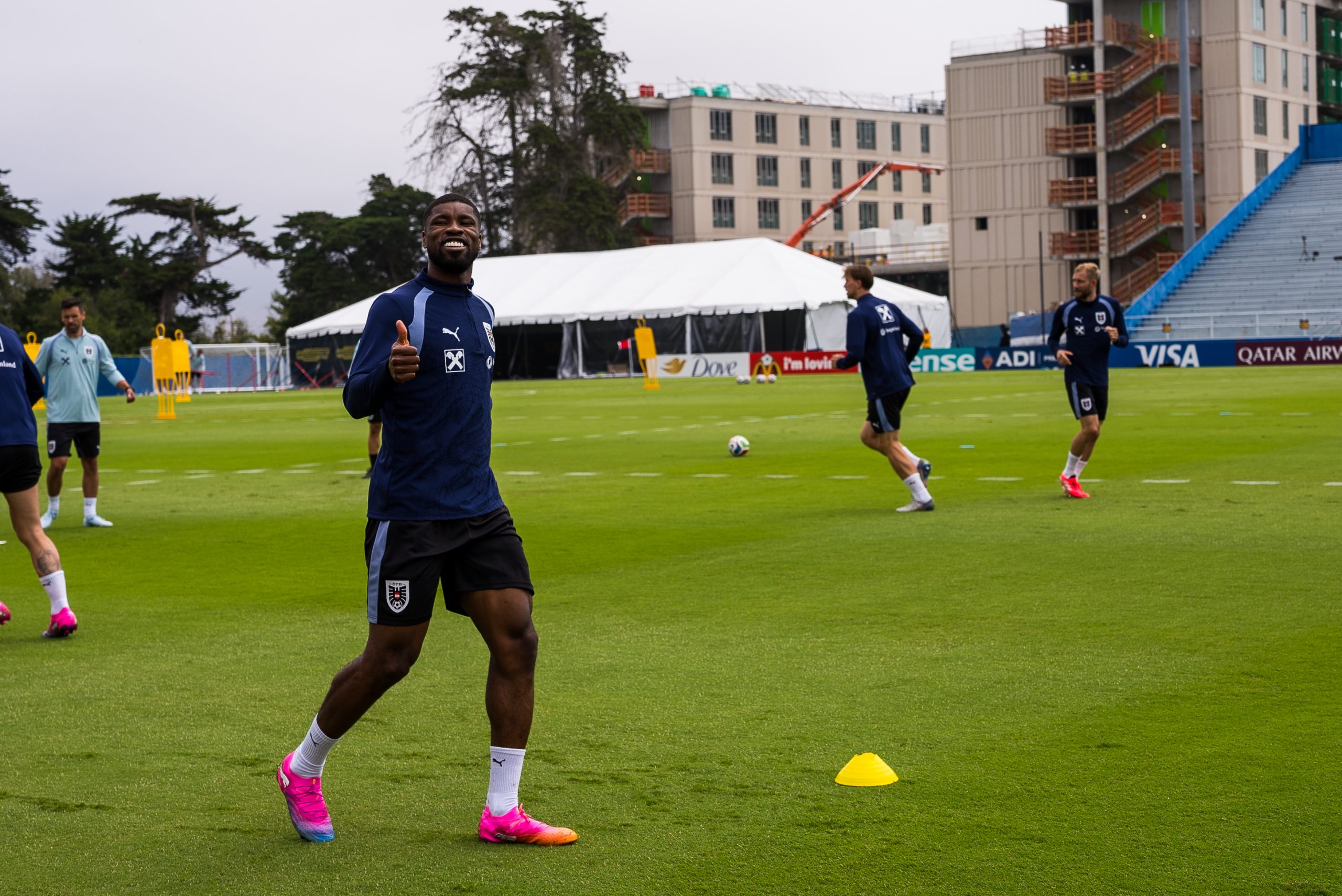 Kevin Danso répond aux encouragements du public
