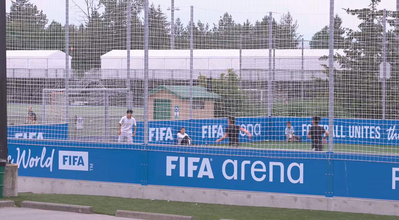 Des joueurs profitent du mini-terrain FIFA Arena au Langley Events Centre, le premier du genre installé au Canada.