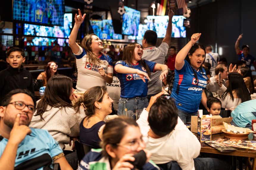 Les supporters de l'équipe mexicaine Cruz Azul célèbrent leur victoire lors de la finale du tournoi Clausura 2026 de la Liga MX à l'Angel de la Independencia le 24 mai, à Mexico.