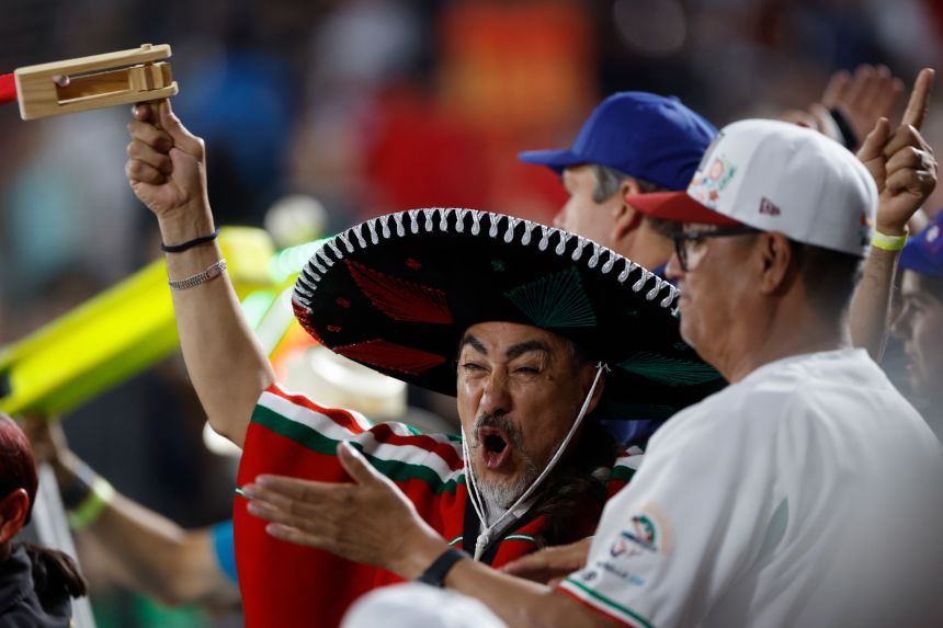 Un fan du Mexique encourage son équipe avec une matraca durant un match de demi-finale de la Série caribéenne 2026 entre Porto Rico et le Mexique (Rouge) au stade Charros le 6 février à Zapopan, Mexique.