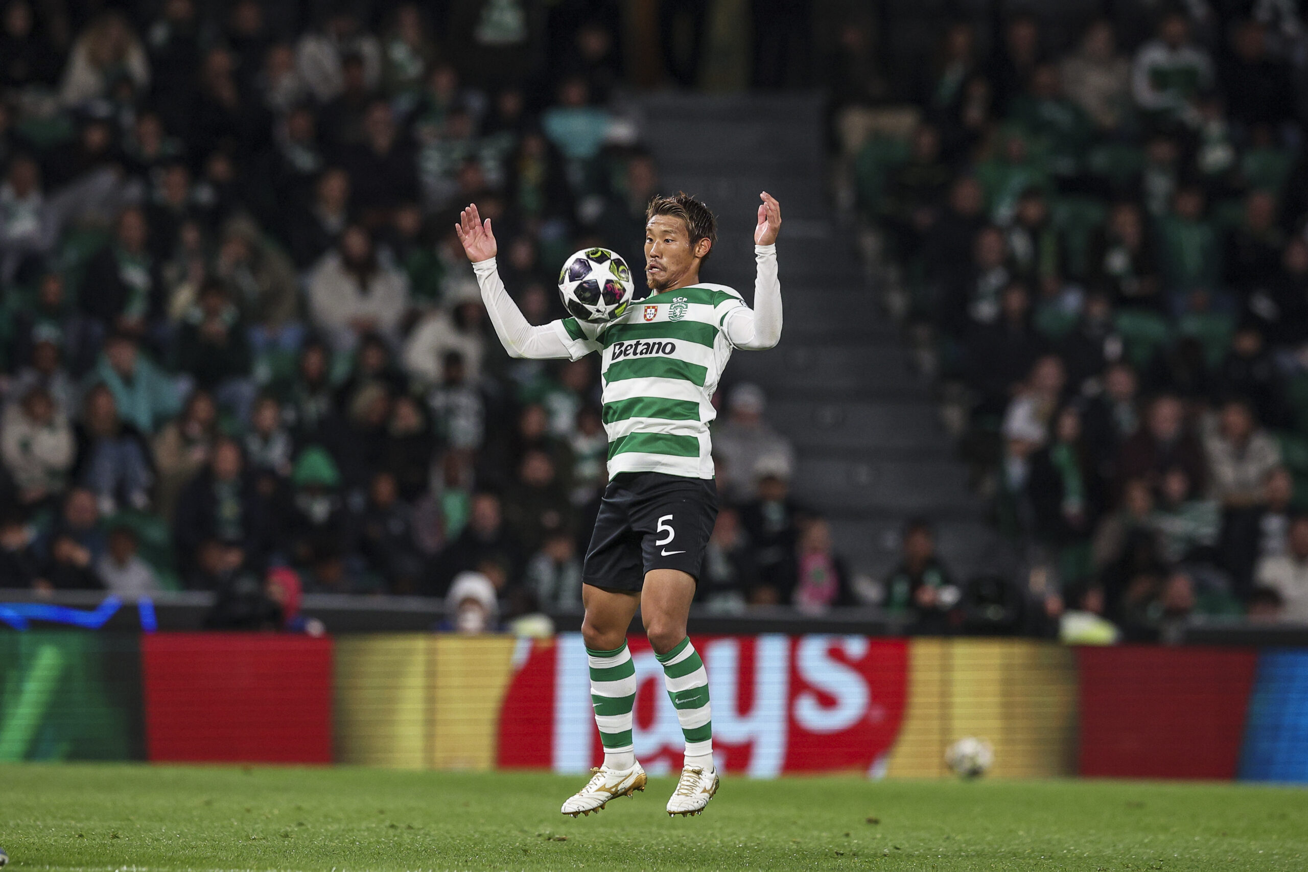 Leeds United Retarde la Signature de son Milieu : Une Porte Ouverte pour d&rsquo;Autres Clubs !