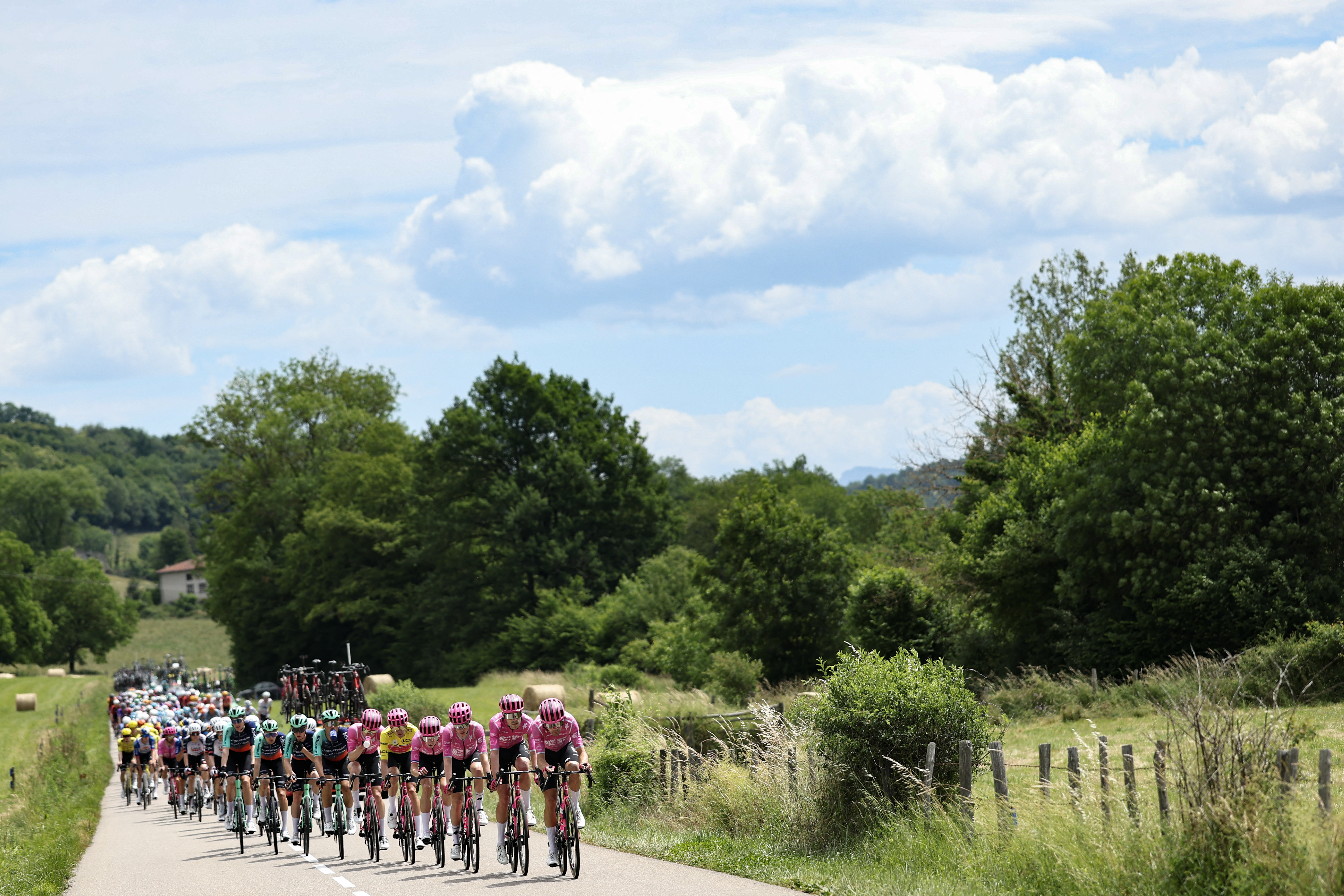 Les coureurs d'EF Education - EasyPost mènent le peloton lors de la 2ème étape du Tour Auvergne-Rhône-Alpes