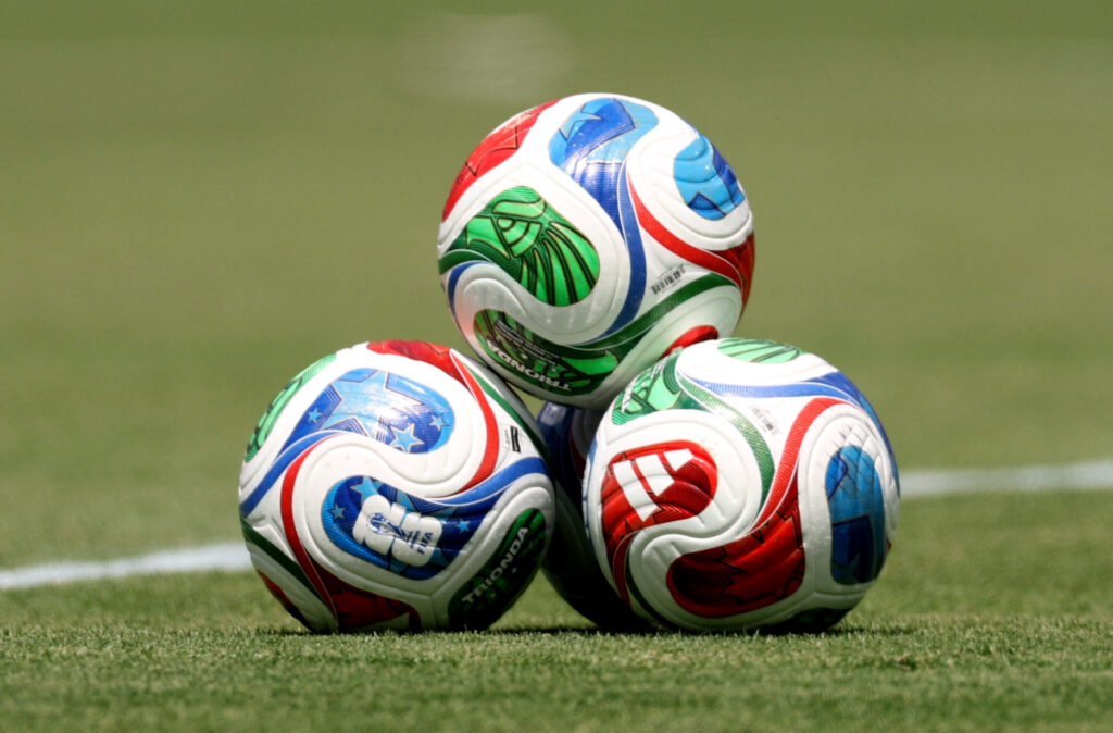 Vue générale des ballons de match avant le match.