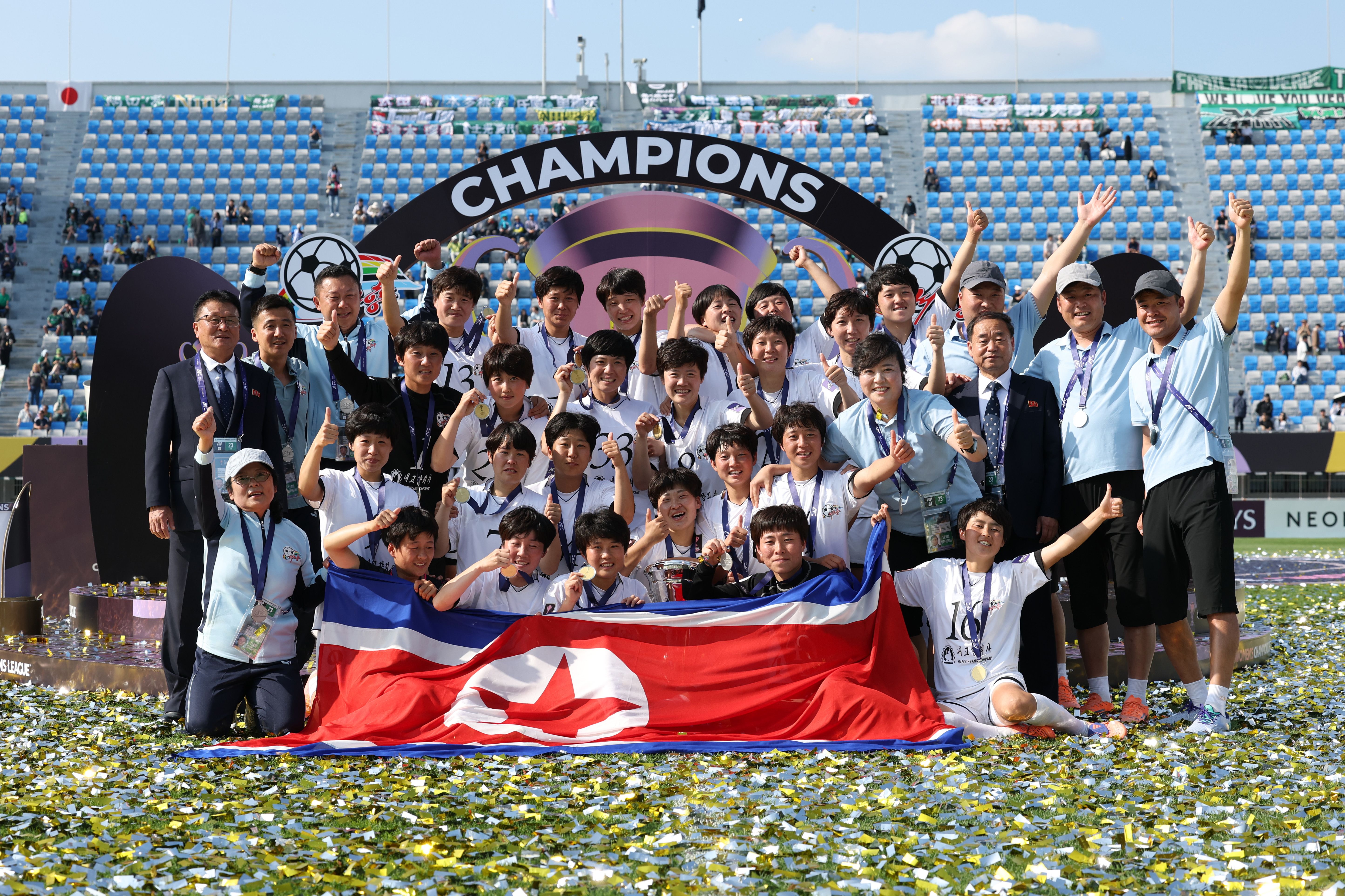 Les joueuses de Naegohyang posent avec le drapeau national de la Corée du Nord après leur victoire 1-0 en finale de la Ligue des champions féminine de l'AFC.