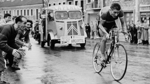 Radrennfahrer Jacques Anquetil sur son vélo, acclamé par la foule.