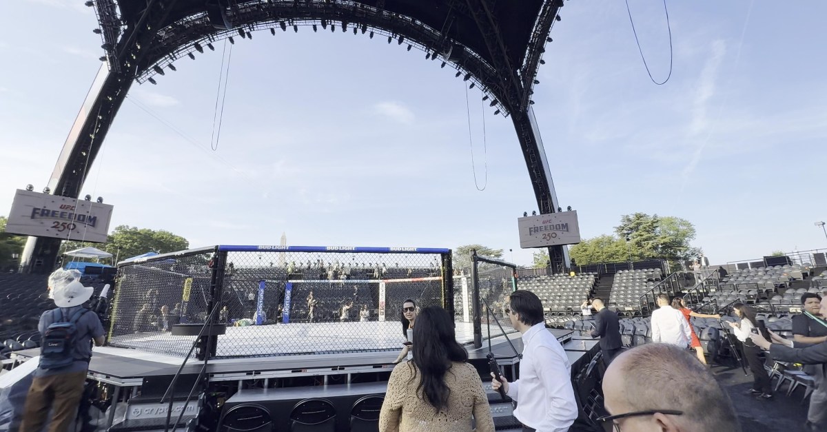 Première vue du nouvel octogone UFC sur la pelouse sud de la Maison Blanche !