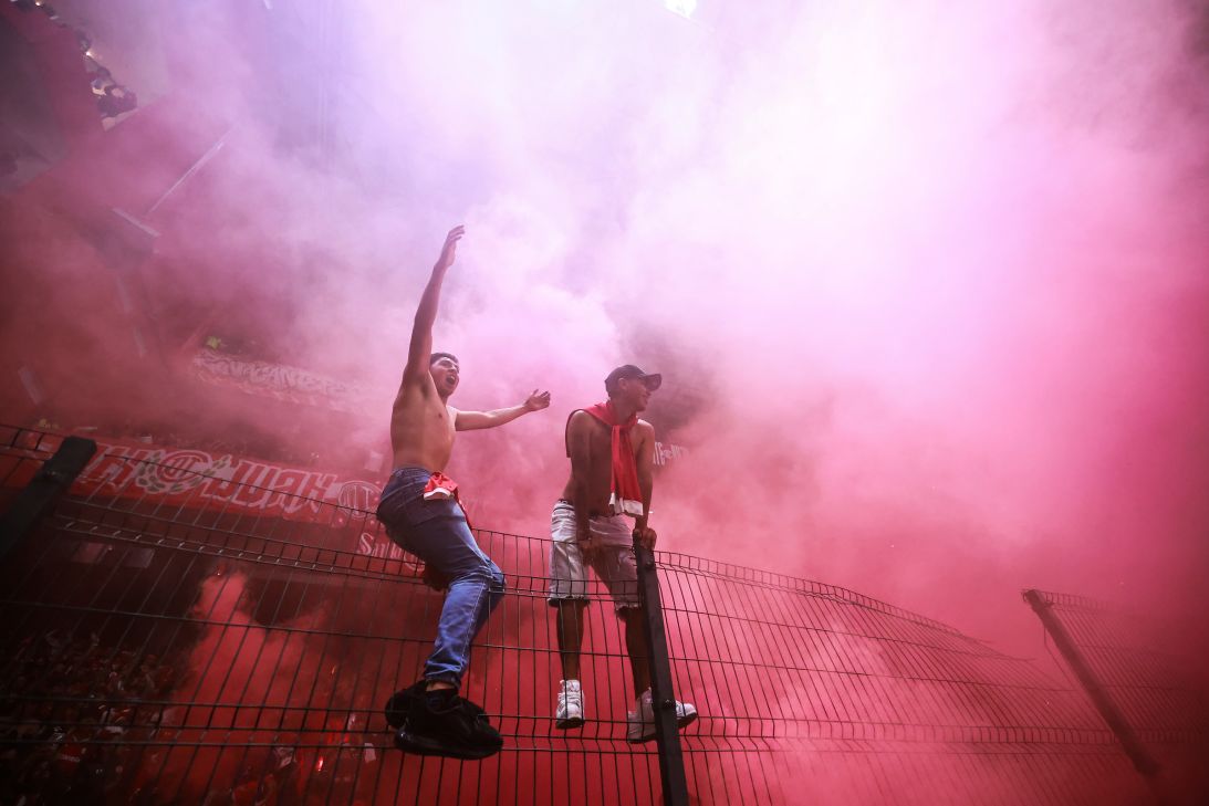 Des supporters de l'équipe de Toluca célèbrent après la victoire lors de la finale de la Coupe des champions de la CONCACAF 2026 contre Tigres UANL au stade Nemesio Diez le 30 mai.
