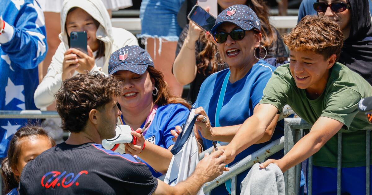 Des milliers de fans accueillent l’équipe masculine de football des États-Unis en Californie avant la Coupe du Monde